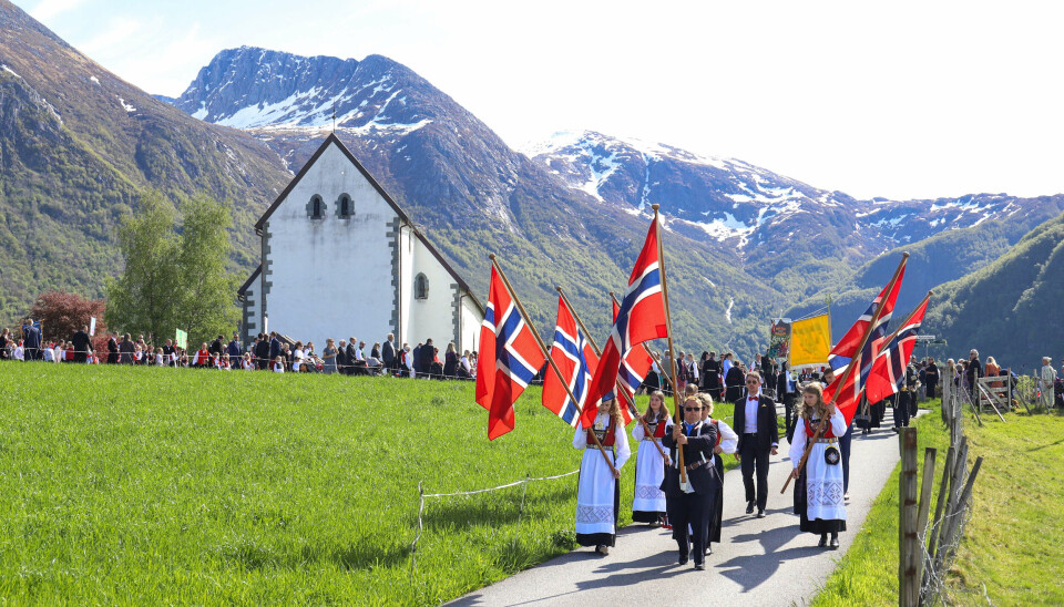 Remi Nerhus leia flaggborga i 17. mai-toget i Rosendal.