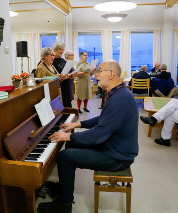 Vidarefør stillinga som musikkterapeut