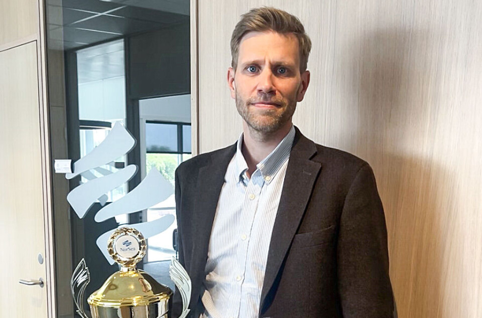 Øyvind Bjørnevik tok sigeren i Grendaligaen på målstreken. Her avbilda med vandrepokalen etter sitt 3. napp i jobbligaen hjå NorSea Group.
