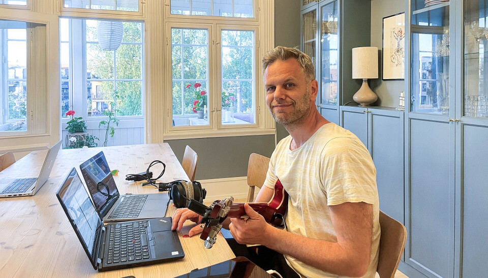 Avtovokzal hojatxonasida yashirin kamera Jinsiy filmda