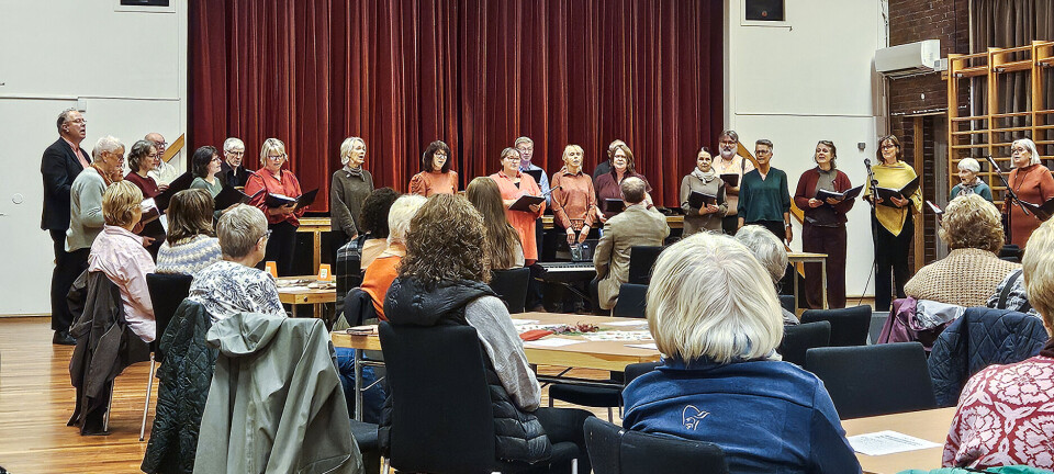 Mykje folk på korkafé