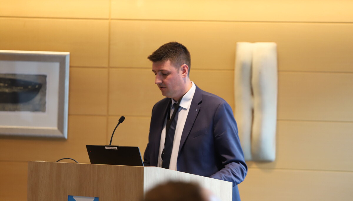 I dialog med 330 skvadronen om landingsplassar (Grenda)