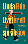 Plakat med Linda Eide i raudmønstra bluse, ein stor raud blyant og teksten «Livet er eit språkshow».