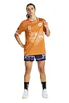 Handballspelar i oransje drakt med nummer 11 står framfor ein kvit bakgrunn.